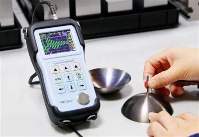 Tikslus ultragarsinis titano komponentų storio matavimas